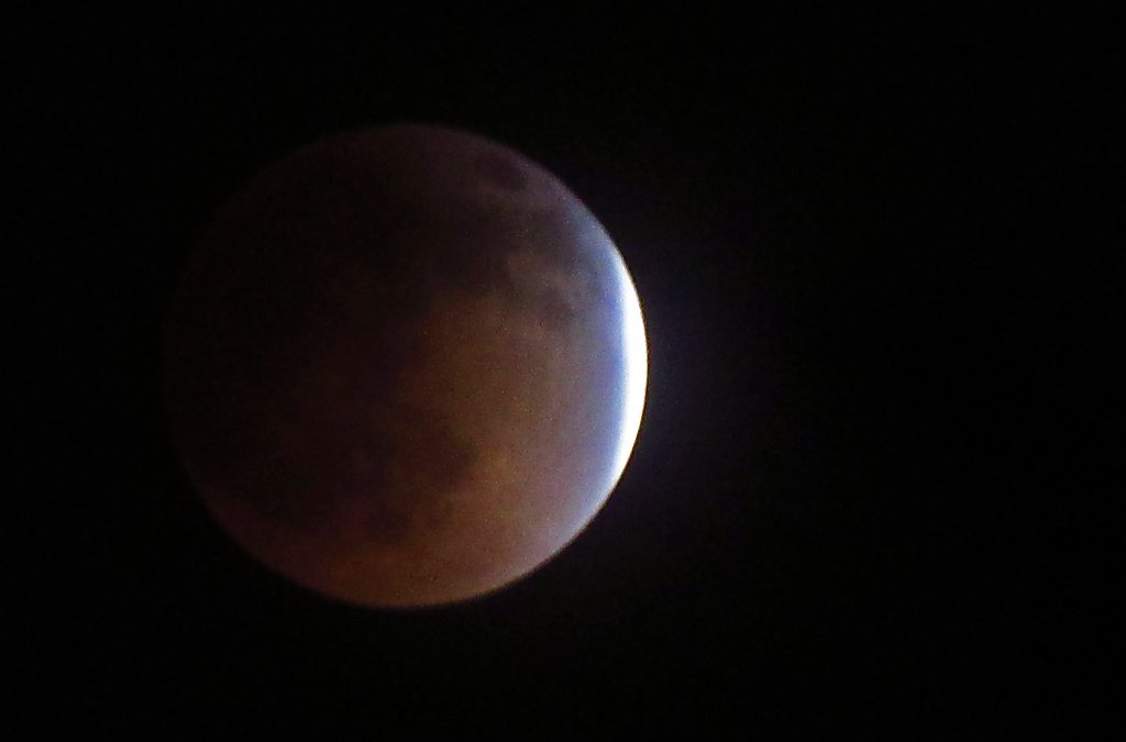 Museu da PUC Minas abre noite de observação do eclipse lunar em BH