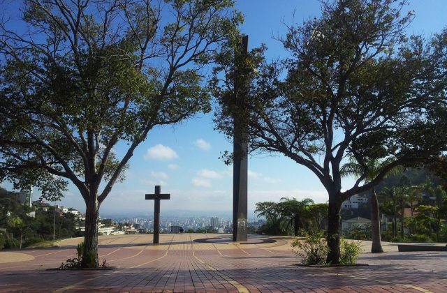 Praça do Papa reabre em BH com passeio gratuito pelos mirantes